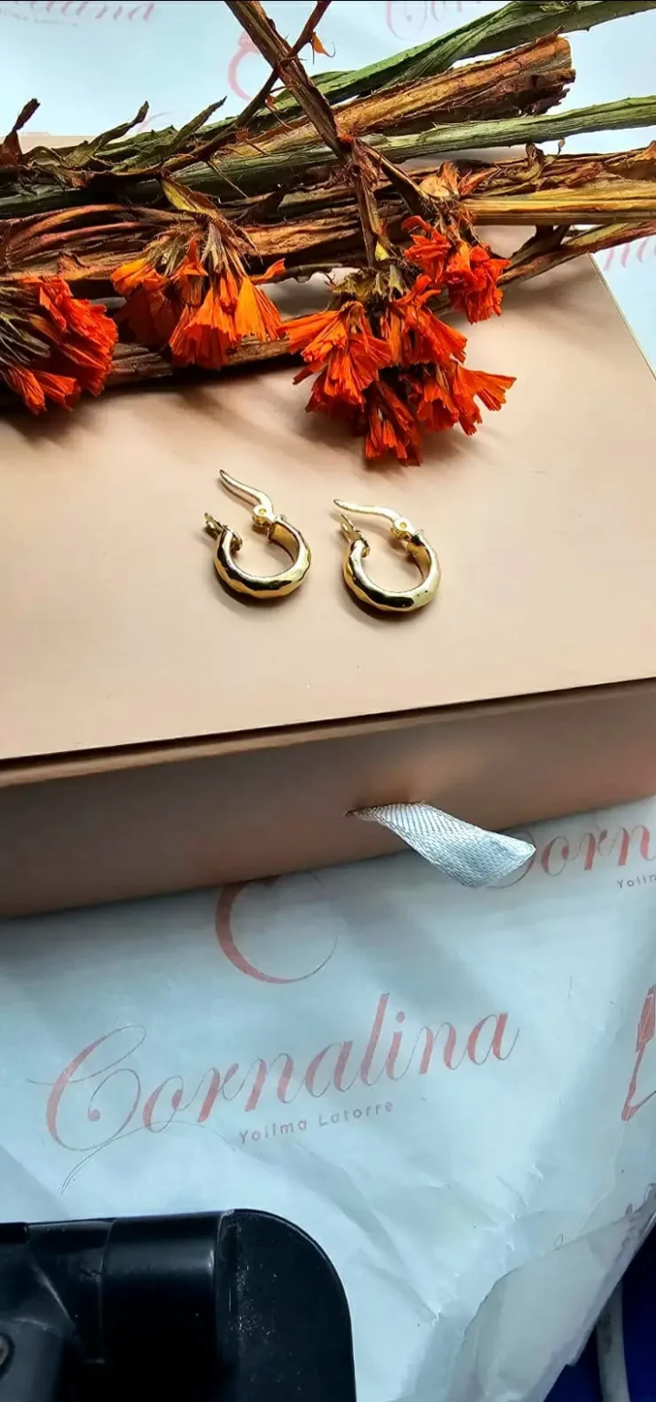 mini hoops modelo liso de oro de 18 quilates